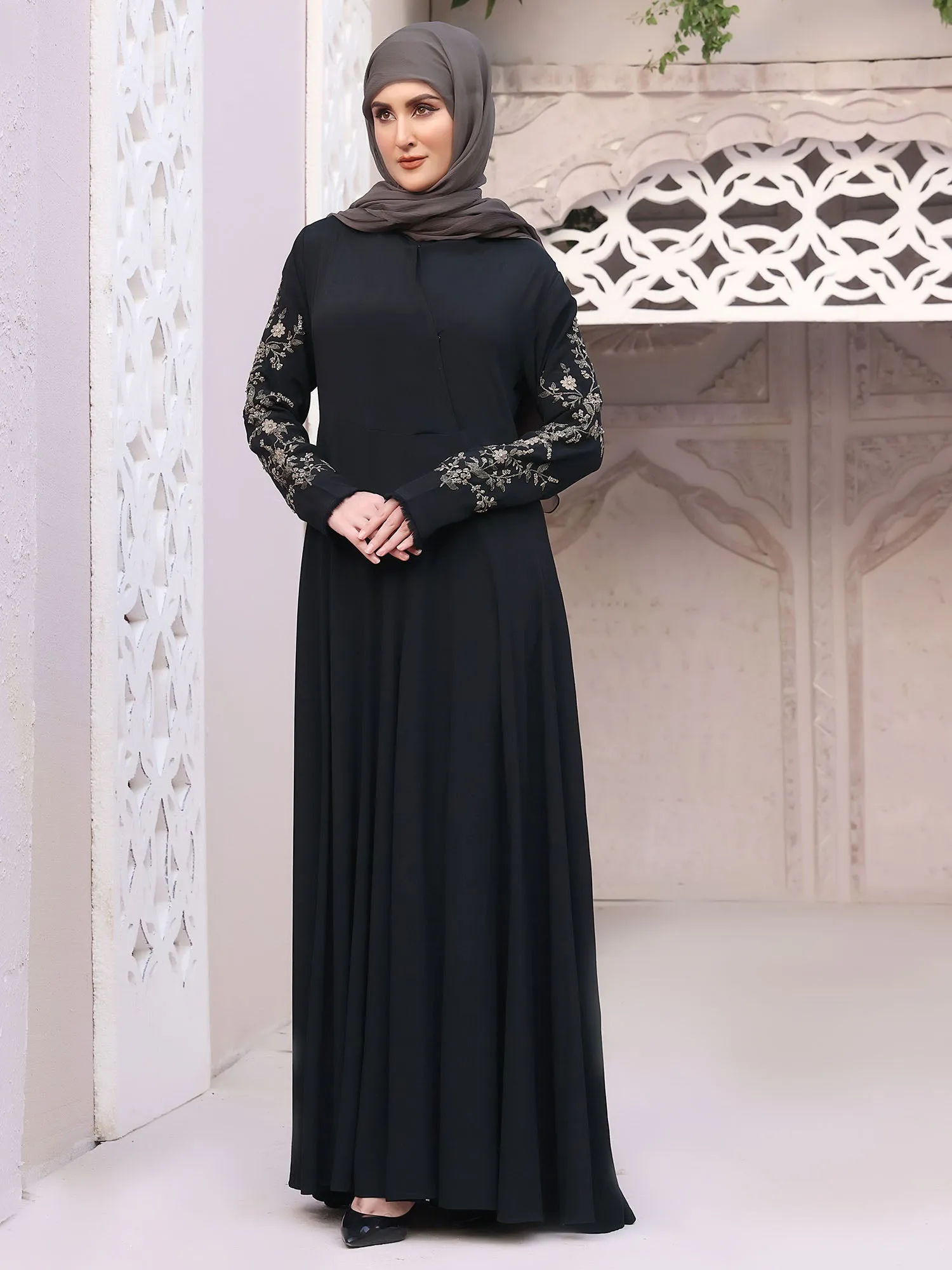 Abaya Black Garnet