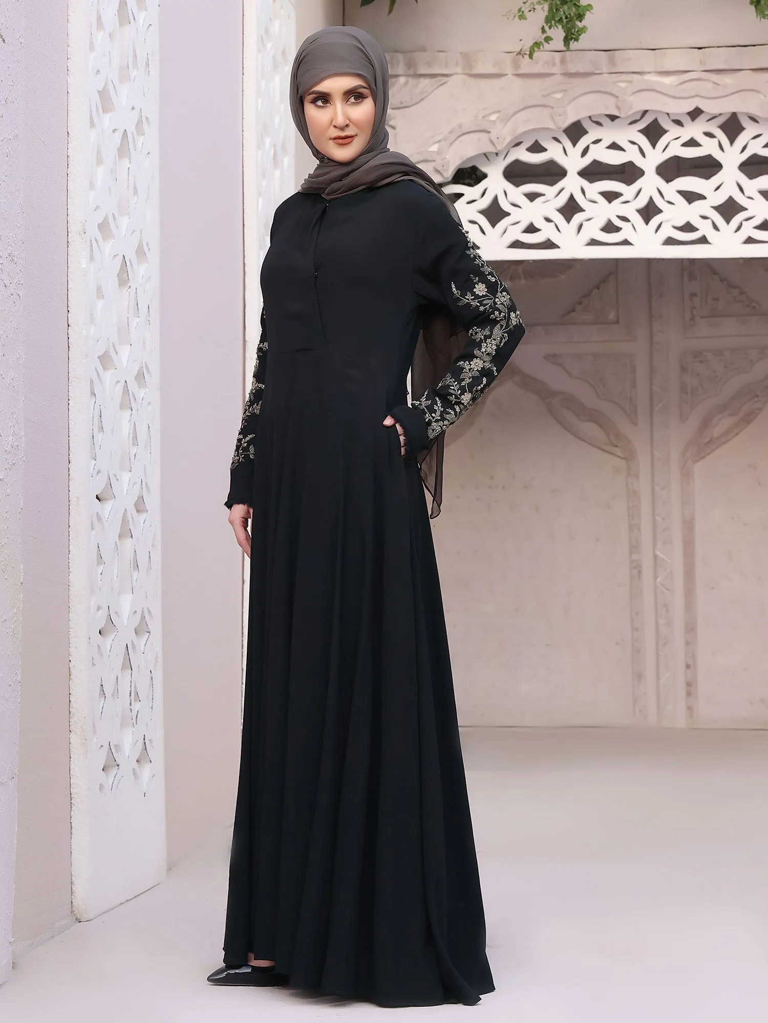 Abaya Black Garnet